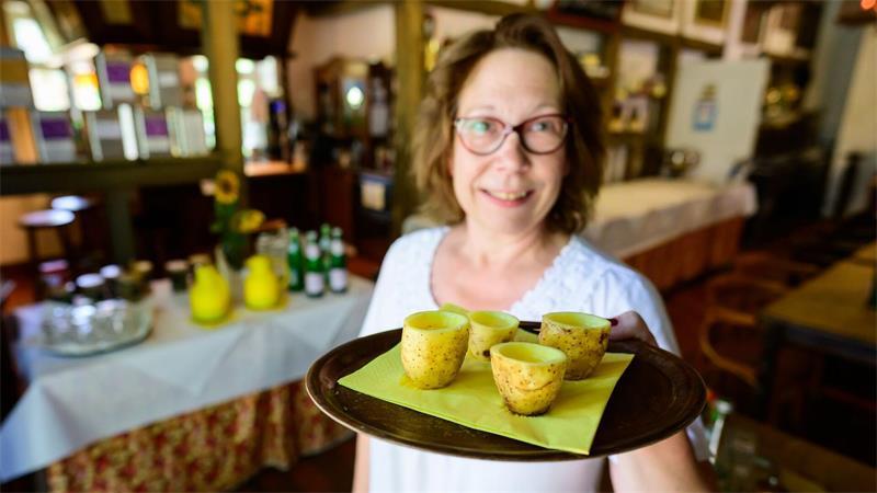 Staderin schwärmt vom kuscheligen Kartoffel-Hotel Ilka Fröhlich kredenzt den Kartoffelschnaps aus halben, rohen Knollen in der Hand.