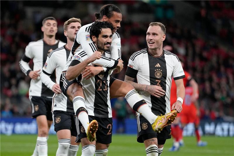Deutsche WM-Zweifel bleiben nach Remis gegen England Ilkay Gündogan (M) bejubelt sein Tor zum 1:0 mit den Teamkameraden.
