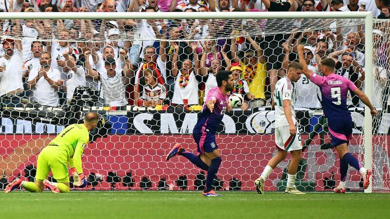 EM-Sommermärchen: Fans singen schon „Berlin, Berlin“ Ilkay Gündogan (M) lieferte zunächst die Vorlage zum ersten Tor und traf dann in der zweiten Halbzeit selbst.