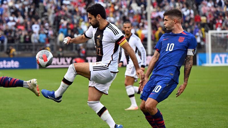 Nagelsmann: Gündogan auch bei EM DFB-Kapitän Ilkay Gündogan (l) soll DFB-Kapitän bleiben.