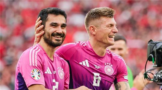 Ilkay Gündogan (l) und Toni Kroos jubeln nach dem Abpfiff.