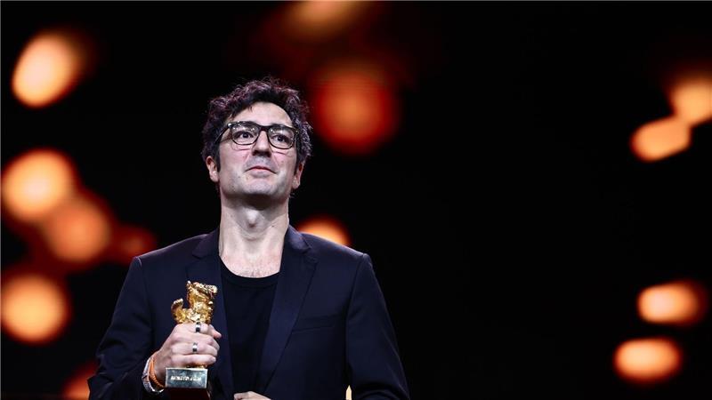 Ilker Çatak, Regisseur des Films „Gelbe Briefe“ (Yellow Letters), erhält den Goldenen Bären für den Besten Film bei der Abschlussgalader Berlinale.