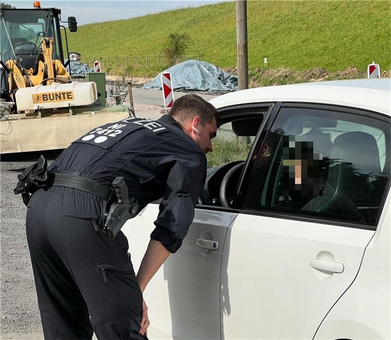 Illegal auf der K39 in Jork-Hinterbrack: Die Bereitschaftspolizei kontrolliert einen Autofahrer im Baustellen-Bereich am Elbdeich. Fotos: Beneke /Vasel