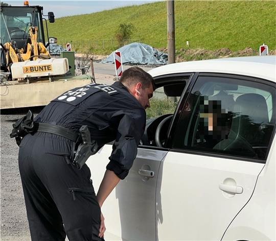 Illegal auf der K39 in Jork-Hinterbrack: Die Bereitschaftspolizei kontrolliert einen Autofahrer im Baustellen-Bereich am Elbdeich. Fotos: Beneke /Vasel