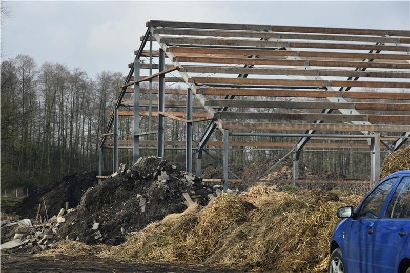 Illegal erstellt: Fundamente und Konstruktion der Bewegungshalle. Archivfoto: Beneke