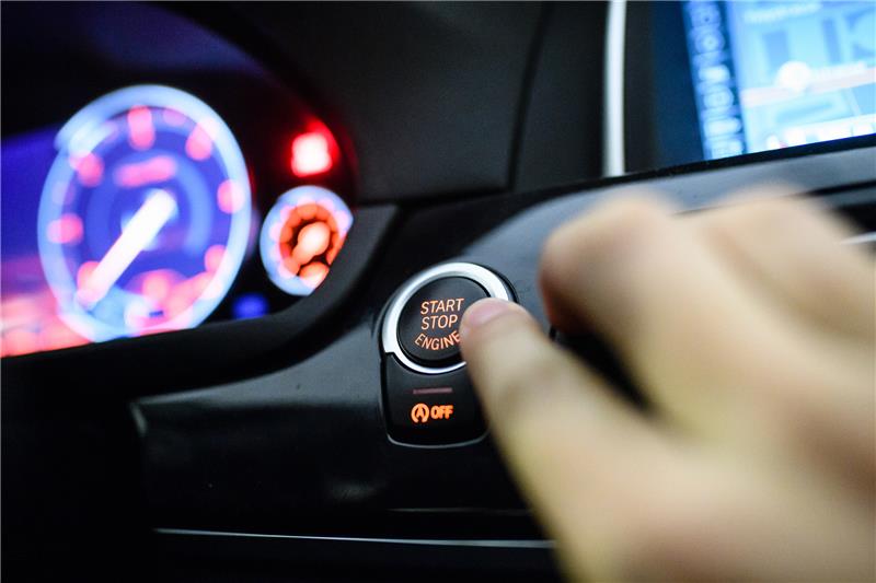 Illustration – Ein Mann drückt den Start-Stop-Knopf eines Autos. Autodiebe haben es auch auf Fahrzeuge mit dem Schließmechanismus „Keyless-Go“ abgesehen. Foto: Matthias Balk/dpa