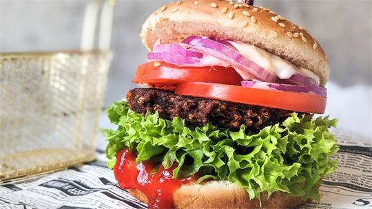 Illustration - Ein Patty aus Kidneybohnen auf einem Veggie-Burger