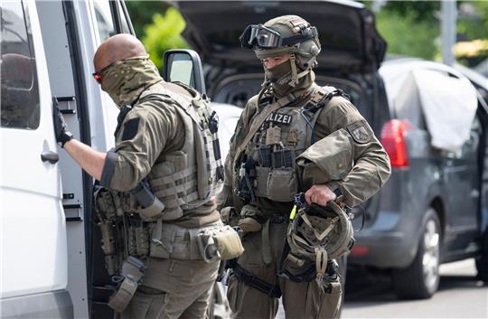Illustration: In Hemmoor unterstützte das SEK wegen der Bewaffnung des Tatverdächtigen die Polizei Cuxhaven. Symbolfoto: dpa