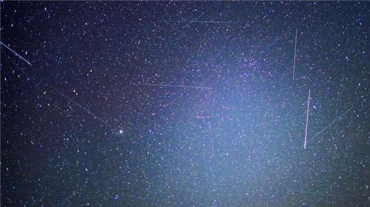 Illustration: Satelliten und andere Objekte sind als Leuchtspuren am Nachthimmel über Ostbrandenburg zu sehen (Aufnahme mit 20 Sekunden Belichtungszeit, daher sind die sich bewegenden Objekte als Linien zu erkennen).