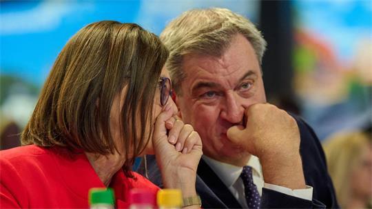 Ilse Aigner (CSU), Präsidentin des bayerischen Landtags, und Markus Söder, CSU-Vorsitzender, sitzen beim CSU-Parteitag nebeneinander und unterhalten sich.