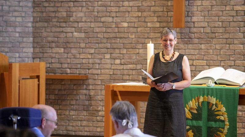 Ilse Möhrchen segnet 2022 in der St.-Paulus-Kirche ein Paar aus einem Wohnheim der Lebenshilfe Buxtehude.