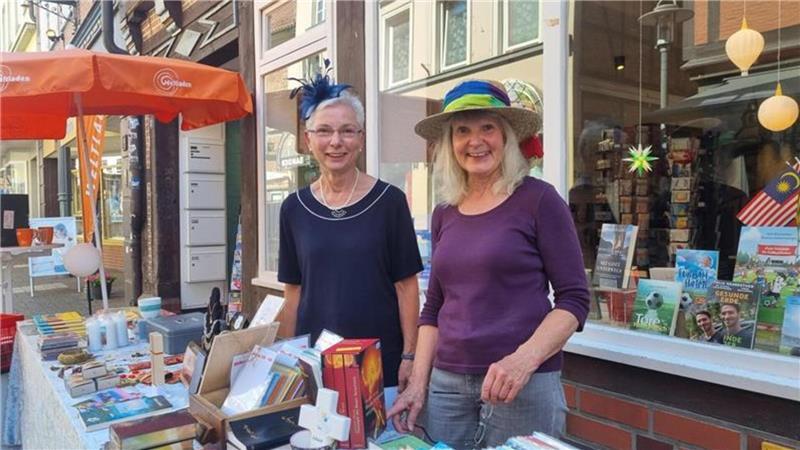 Ilse Paetsch und Marlies Holm betreuen den Stand vor der Buchhandlung Kapitel 17 ehrenamtlich. Seit dem Morgen bieten sie ihre Waren an.