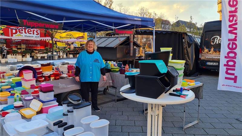 Ilse Sommer steht seit sechs Jahren jeden Samstag auf dem Wochenmarkt in Geestemünde. Dort ist sie als „Frau Tupper“ bekannt. Foto: privat