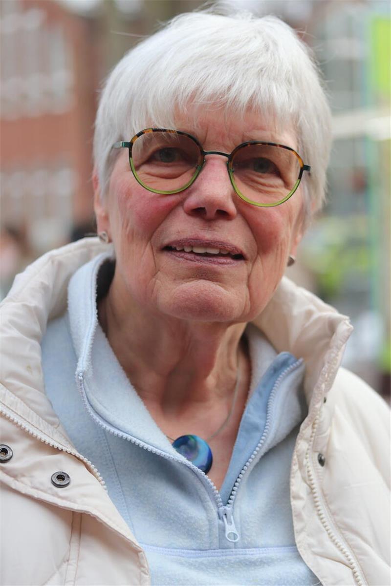 Ilse von Lacroix ist vom Flohzirkus begeistert.