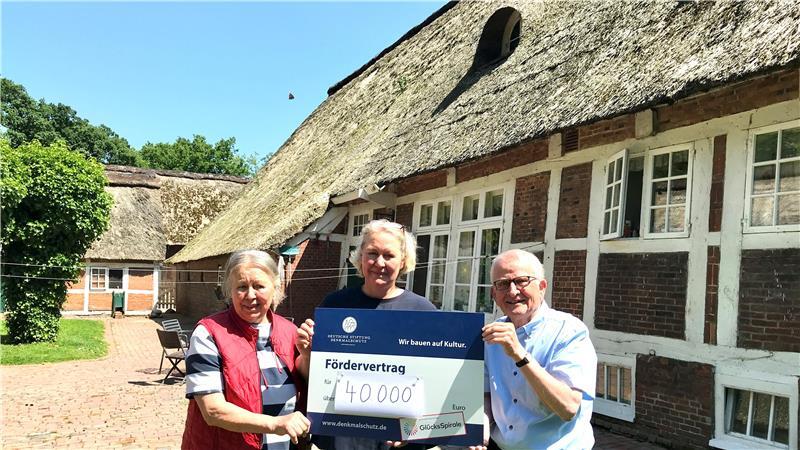Gut Neuensteden in Freiburg: Wenn der Hof zur Lebensaufgabe wird Ilsemarie Wrede mit Tochter Sylla Holtkamp-Endemann und Reinhold Kolck von der Deutschen Stiftung Denkmalschutz vor der Scheune, deren Reetdach nun mit Stiftungsgeldern saniert werden soll.