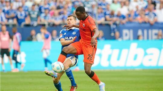 Ilyas Ansah (l) und seine Paderborner Mitspieler waren meist einen Schritt schneller.