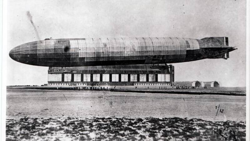 Im 1. Weltkrieg befand sich in Nordholz die deutsche Luftschiff-Flotte. Das Luftschiff L 10 verunglückte am 3. September 1915 im Wattenmeer bei Neuwerk. Alle 20 Besatzungsmitglieder starben. Foto: Archiv