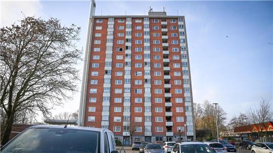 Im 10. Stockwerk des Hochhauses in der Bremerhavener Hans-Böckler-Straße hat es einen Wohnungsbrand mit tragischem Ende gegeben.