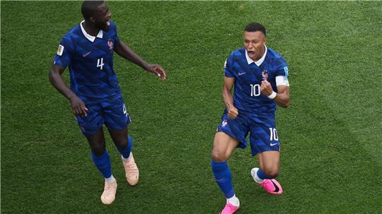Im 100. Länderspiel: Kylian Mbappé feiert sein Führungstor mit Bayern-Profi Dayot Upamecano. 