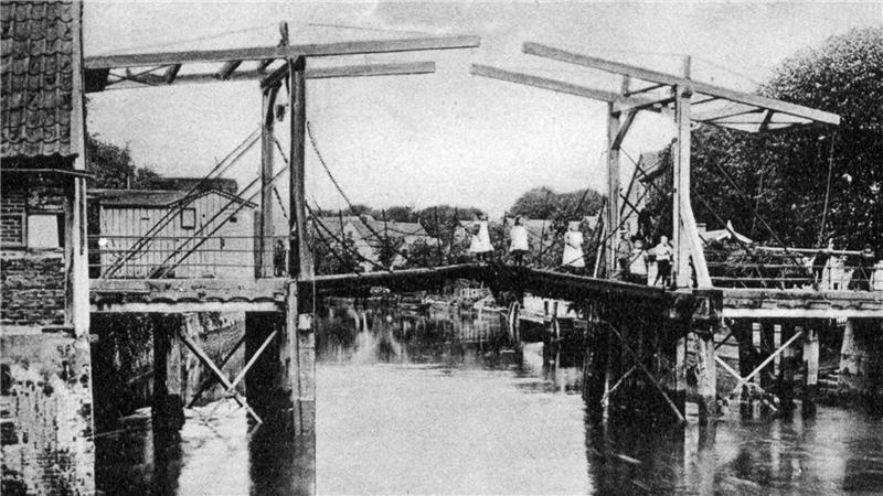 Im 19. Jahrhundert gab es eine Klappbrücke in Estebrügge nach holländischem Vorbild. Bis 1875 war es die einzigen Brücke über die Este flussabwärts von Buxtehude.