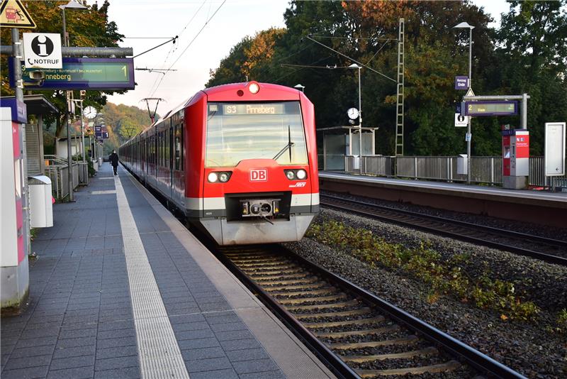Im 20-Minuten-Takt hält die S-Bahn zur Hauptverkehrszeit am Bahnhof Agathenburg. Foto: Ahrens