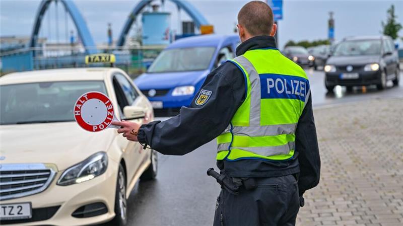 Im 5-Punkte-Papier der CDU/CSU ist auch die Forderung nach dauerhaften Grenzkontrollen die Rede. Stationäre Kontrollen an allen deutschen Landgrenzen gibt es allerdings bereits seit 2024. 