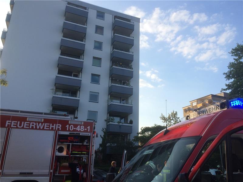 Im 7. Stock eines Hochhauses in der Konopkastraße in Buxtehude hat es am Mittwochabend gebrannt, das Treppenhaus war verraucht.   Foto: Vasel