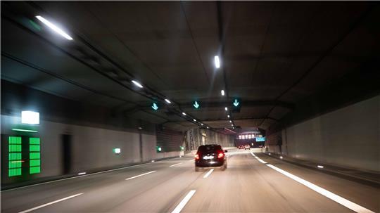 Im A7-Autobahntunnel in Hamburg-Schnelsen wird die Steuerungstechnik ausgetauscht. (Archivbild)
