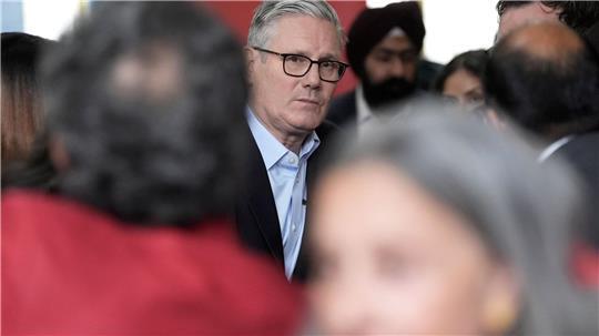 Im Abseits: Der britische Premierminister Starmer steht massiv unter Druck. 