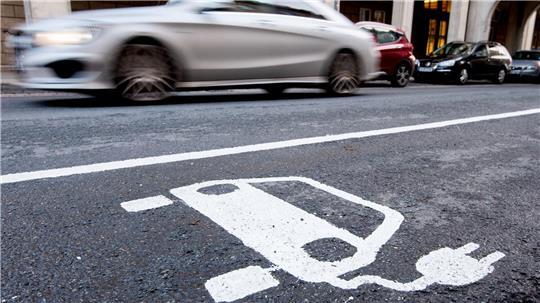 Im Alltagsbetrieb auf der Straße sind Plug-in-Hybride laut Fraunhofer ISI deutlich durstiger als auf dem Papier. (Archivbild)
