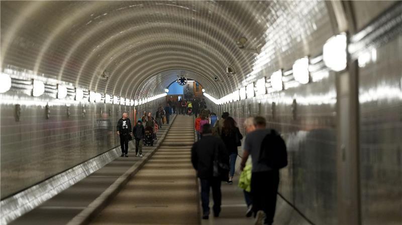 Im Alten Elbtunnel ist es auch an sommerlichen Tagen angenehm kühl (Archivbild). 
