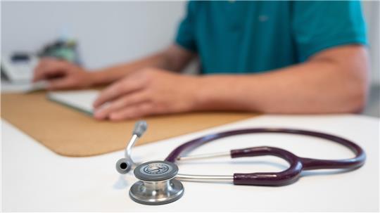 Im Alten Land gibt es noch die Hausarztpraxen von Dr. Joachim Vosberg in Jork und Dr. Jan Sulzer in Estebrügge/Königreich. (Symbolbild)