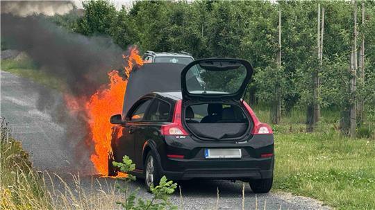 Im Alten Land ist ein Auto in Flammen aufgegangen.