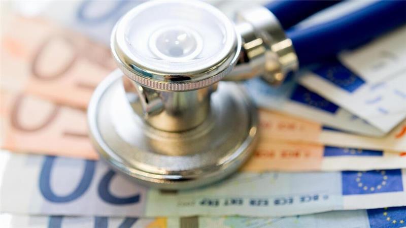 Im Alter kann die private Krankenversicherung für manchen zum finanziellen Problem werden.