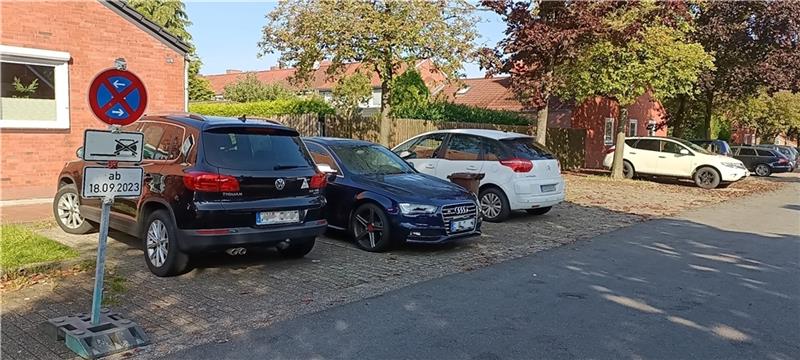 Im Amselstieg gilt ab Montag ein Parkverbot - doch niemand weiß, woher es kommt. Foto: Bisping