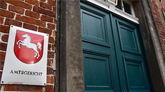 Im Amtsgericht Otterndorf erfolgte die Verhandlung gegen zwei Beschuldigte, denen vorgeworfen wurde, bei einer Feier in Lamstedt einen Mann krankenhausreif geprügelt zu haben. Die Beweislast war jedoch dürftig.