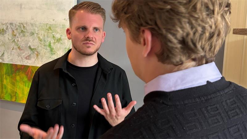 Im Anschluss an den SPD-Bürgerdialog spricht SPD-Generalsekretär Tim Klüssendorf (links) mit Linus Schäfers, Beisitzer im Harsefelder SPD-Vorstand.
