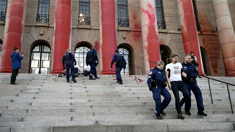 Finnischer Reichstag mit blutroter Farbe besprüht Im Anschluss wurden zehn Aktivisten festgenommen.