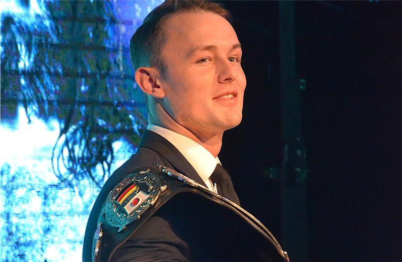 Im Anzug, mit überlegenem Blick in die Menge: Marcel Barthel alias Axel Dieter Junior.