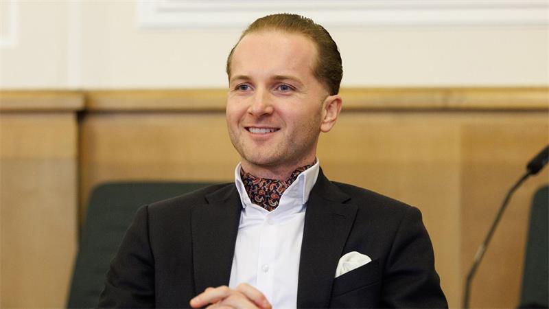 Hendrik Holt - was macht den Betrüger so interessant? Im Anzug und mit Einstecktuch - so präsentierte sich Hendrik Holt gerne. (Archivbild)
