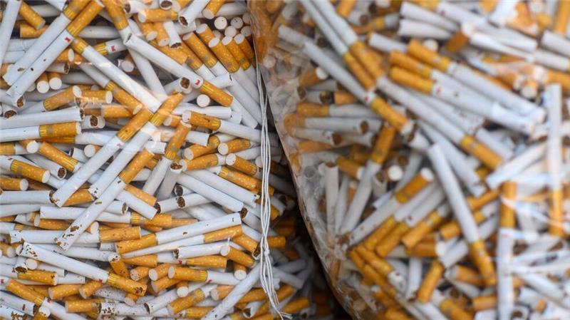 Studie: 1,6 Milliarden Zigaretten auf Schwarzmarkt verkauft Im April 2023 beschlagnahmte Zigaretten in Säcken im Hauptzollamt Magdeburg.