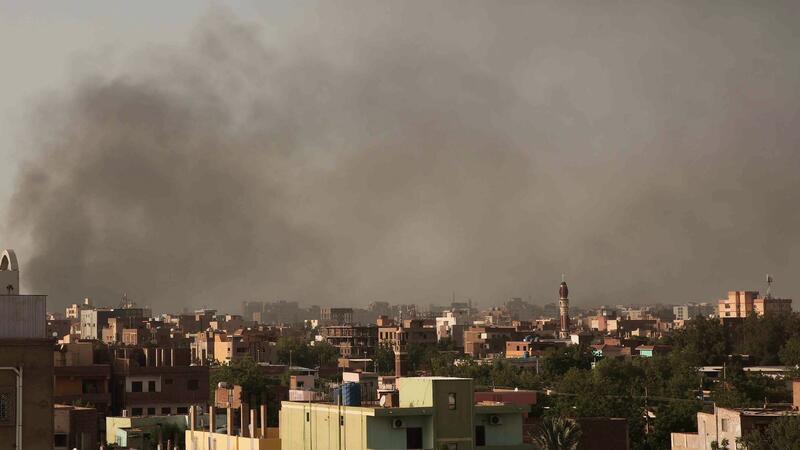 Konflikt im Sudan: Sorge vor neuen Massakern in Darfur Im April 2023 steigt während der anhaltenden Kämpfe Rauch in Khartum auf.