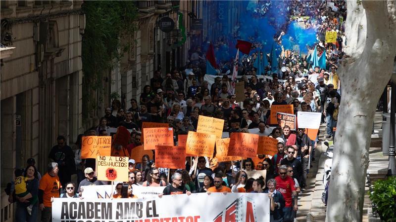 Spanien streicht mehr als 50.000 illegale Ferienwohnungen Im April gingen im ganzen Land Zehntausende auf die Straße. (Archivfoto)