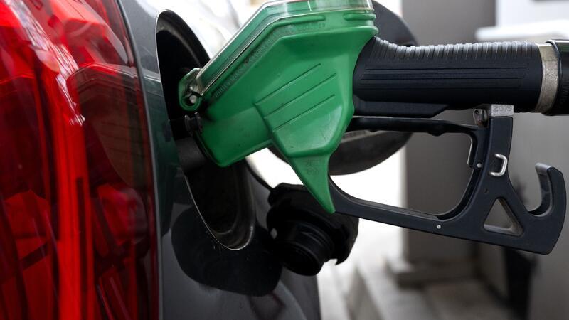 April war bei Benzin mit Abstand teuerster Monat des Jahres Im April kostete ein Liter Super E10 im bundesweiten Monatsdurchschnitt 1,851 Euro pro Liter (Symbolbild).