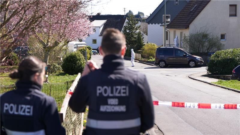 Gesuchter Dreifachmörder im Westerwald ist tot Im April wurde die getötete Familie im Haus entdeckt. (Archivild)
