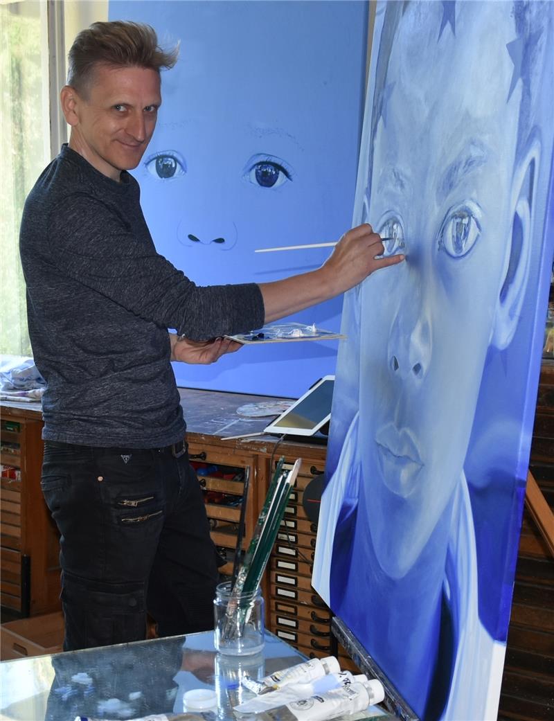 Im Atelier in Immenbeck : Frank Rosenzweig bei der Arbeit an einem großflächigen Kinderporträt. Foto Felsch