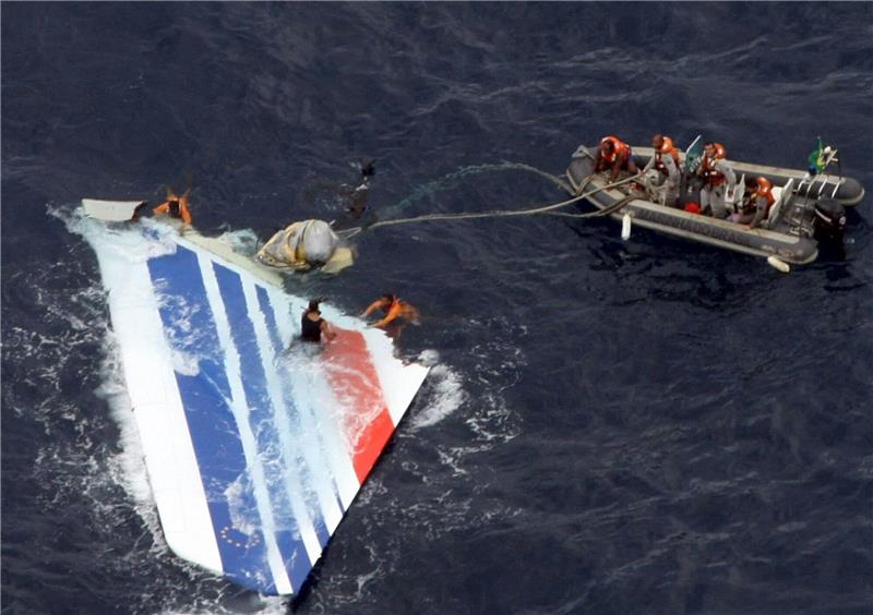 Todesflieger von Airbus landet erneut vor Gericht – Angehörige empört Im Atlantischen Ozean schwimmen Trümmerteile.