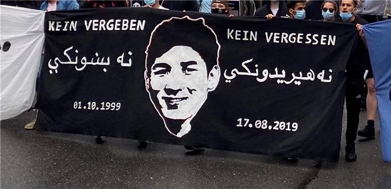 Demo am Todestag von Aman Alizada Im August 2019 wurde der Flüchtling Aman Alizada in Bützfleth durch die Schusswaffe eines Polizisten getötet. Der niedersächsische Flüchtlingsrat übt massive Kritik an der Beurteilung des Falls durch die Stader Staatsanwaltschaft. Foto: Ste