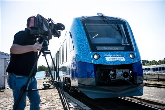 Im August 2022 startete der Regelbetrieb der wasserstoffbetriebenen EVB-Züge. Foto: Schuldt/dpa