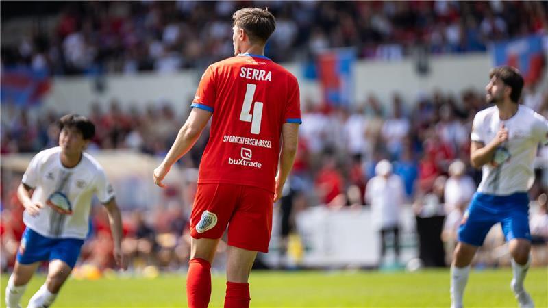 Emotionaler Abschied: Jetzt beginnt bei Serra das Leben nach D/A Im August-Wenzel-Stadion hat er das Fußballspielen gelernt. Und in dieser Arena in Barsinghausen bestritt Nikola Serra jetzt sein letztes Spiel.